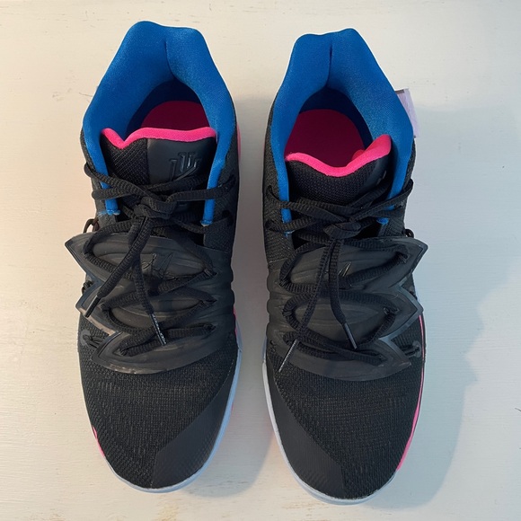 Kyrie V ‘Just Do It’ (boys) - Picture 2 of 4